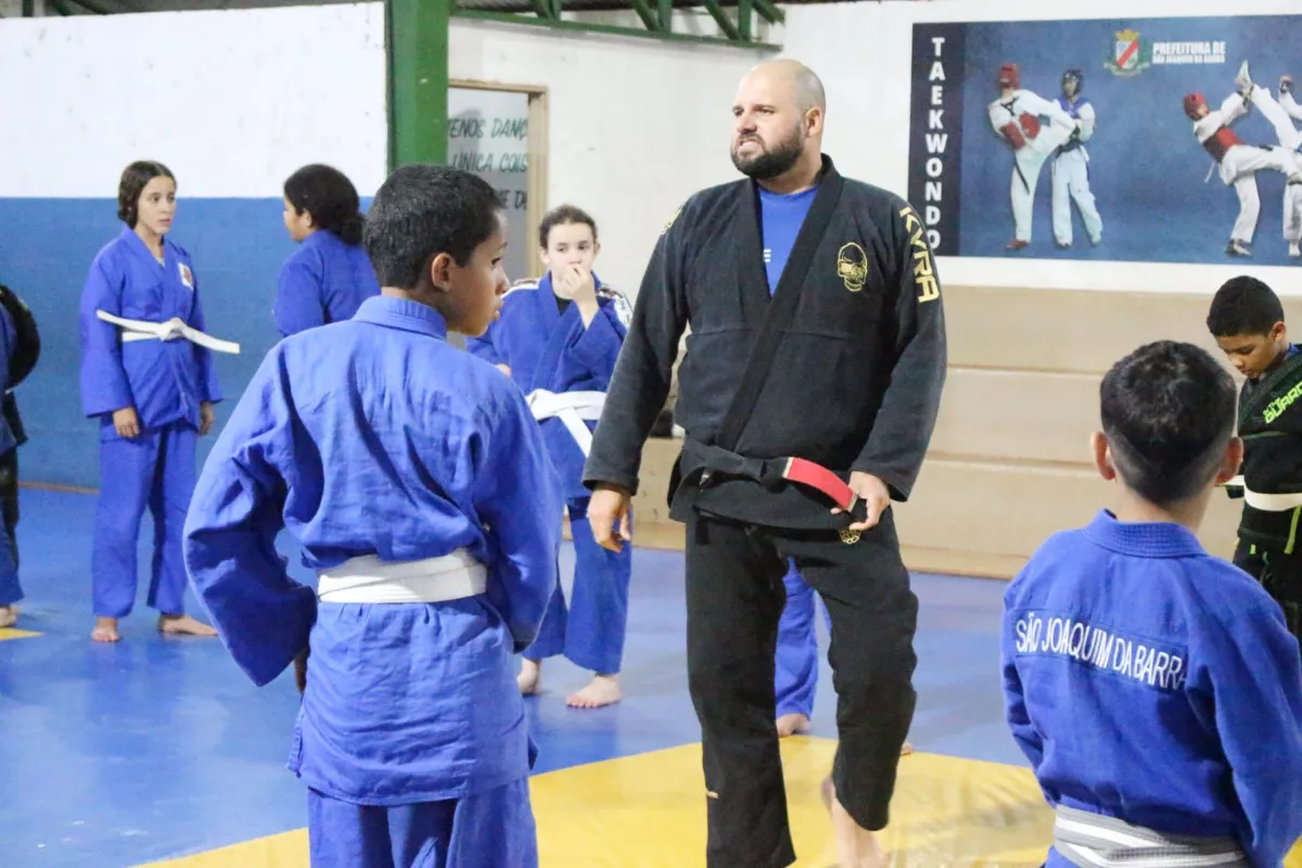 Contrata-se Professor de Jiu-Jitsu